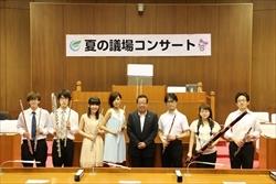 本会議場に並ぶ出演者や市長の集合写真