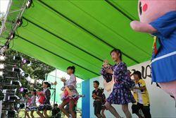 おおい祭りのステージで子供たちがダンスをしている写真