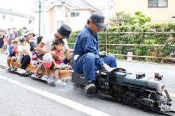 ミニSLに乗る親子の写真