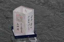 川にうかぶ灯籠の写真