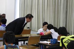女子生徒が、女性と一緒に勉強している様子を見ている市長の写真