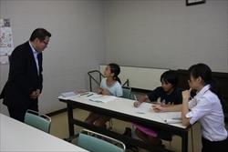 市長と話す、着席している女の子の写真