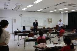 参考書や、ノートを広げ、着席している学生が、前に立つ市長を注目している写真