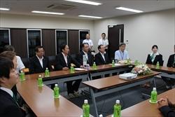 着席している市長と、関係者の写真