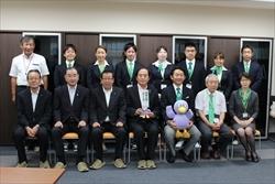 市長、関係者が並んでいる集合写真