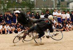 スタントマン2名が、自転車同士で衝突している写真