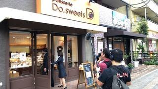 パティスリードゥ・スイーツのお店に市長とスーツを着た女性が入って行く様子を撮影してる現場の写真