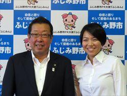 小暮 真澄さんと市長が笑顔で写っている写真