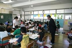 書道をしている女子生徒を見ている市長の写真