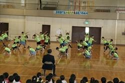 黄緑色のシャツを着て、ポーズをとる三角小学校の3年1組の生徒の写真