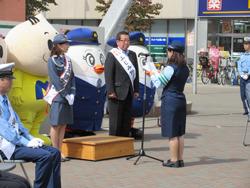 市長と、はいだ しょうこさんの前で、手にもった書類を読み上げる女性の写真