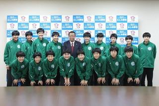大井西中学校バレーボール部の皆さんと市長との記念写真
