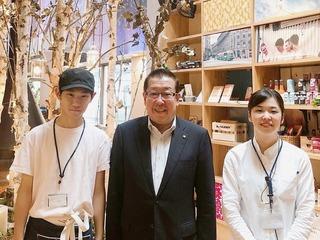 派遣の職員を両隣に店の中で市長と3人で写した写真