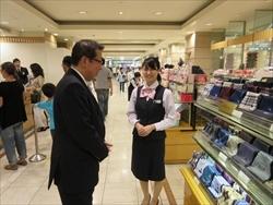 株式会社丸広百貨店で派遣職員の激励に行った市長の写真