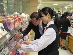 派遣職員からハンカチを勧められる市長の写真