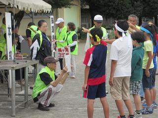 本部テントの前で各地区の代表の子供達が右手をあげ宣誓をしている写真