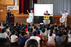 鶴ケ丘小学校の体育館で「認知症サポーター養成講座」を聞いている小学生の写真