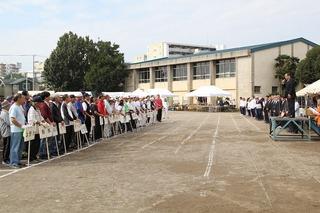 開会式で参加者達が整列し市長が挨拶をしている写真