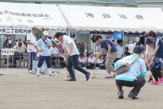 ゲートボールのような競技をしている男性の写真