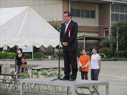朝礼台で挨拶する市長の写真