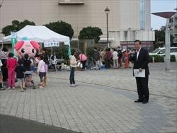 学童フェスティバルの会場でゆるキャラと子供たちが触れ合っている様子を見ている市長の写真