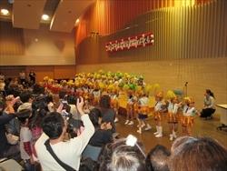 チャリティーフェスタにて園児たちがボンボンを持ってダンスしている写真