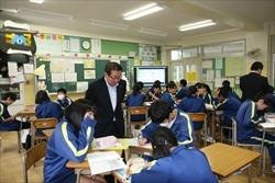 大井西中学校にて生徒がグループごとに分かれて話し合う様子を見学する市長の写真