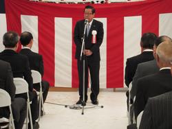 ふじみ野市上福岡学校給食センターの安全祈願祭で市長が挨拶している写真