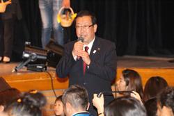 市長がマイクを持って話をしており、その周りにはこどもフェスティバルの親子連れの参加者が集まっている写真