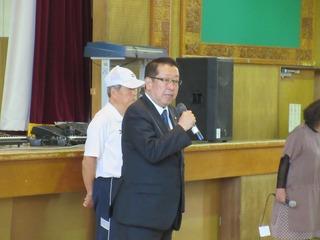 舞台の前でマイクをもち挨拶をしている市長の写真