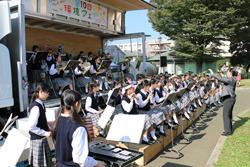 環境フェアのステージで吹奏楽の演奏が行われている写真