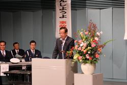 交通安全表彰式で挨拶する市長と来賓席がアップで写っている写真
