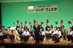 ミュージックフェスタの舞台で挨拶する市長の写真