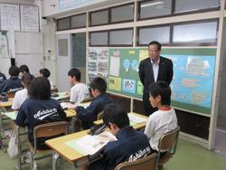 葦原中学校にて教室の廊下側で授業を見学する市長の写真