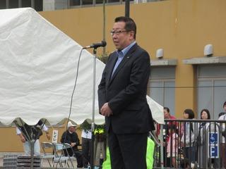 マイクの前で話をしている市長の写真