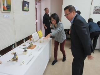 作品の説明を女性の人からうけている市長の写真
