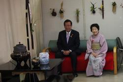 着物を着た女性の横に座る市長の写真