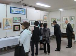 市民文化祭の展示会場で、市長が市民の女性の方2名と話をしている写真