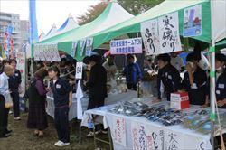 産業まつりで、出店を手伝う学生の写真