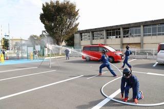 火災の的に向かって放水が行われている訓練の写真