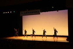 舞台で踊るふじみんダンスユニットの男女の写真