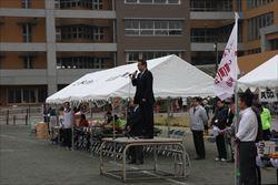 指揮台に立ち、話しをしている市長の写真