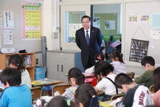 真剣に授業を聞いている子供達の様子を入口から見ている市長の写真