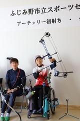 平澤 奈古さんがアーチェリーを持って紹介している写真