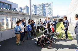 平澤選手や所沢市在住の常世 駿嗣(とこよ しゅんじ)選手、葛飾区アーチェリー協会の皆様がアーチェリー体験をする子ども達に説明をしている写真