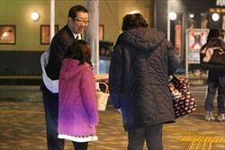 通行人に、笑顔で声をかけている市長の写真