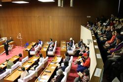 議場コンサートで、議員席や傍聴席に沢山の来場者が席に着いている写真