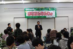 避難者交流会「おあがんなんしょ」でマイクをもって話す市長の写真