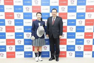 フェンシングの道具を片手に持っている平林さんと市長が2人で並んで撮影した写真