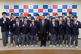 制服姿のガッツポーズをしたバスケットボール部の生徒達と一緒に撮影した市長の写真